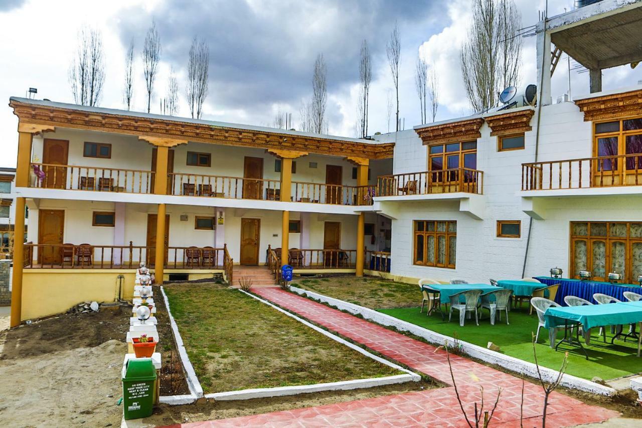 Oyo 37004 City Heart Guest House Leh Exterior foto
