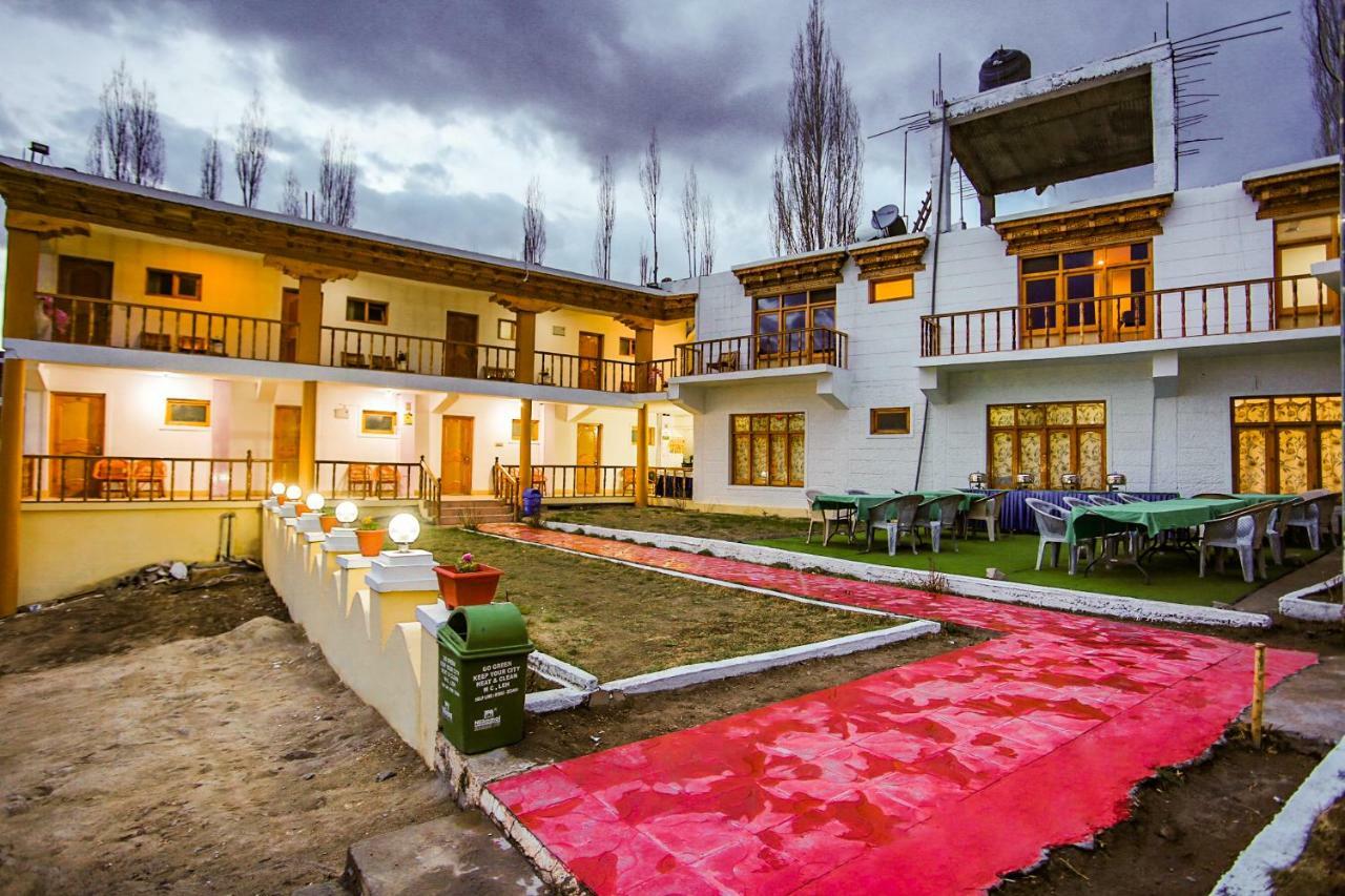 Oyo 37004 City Heart Guest House Leh Exterior foto